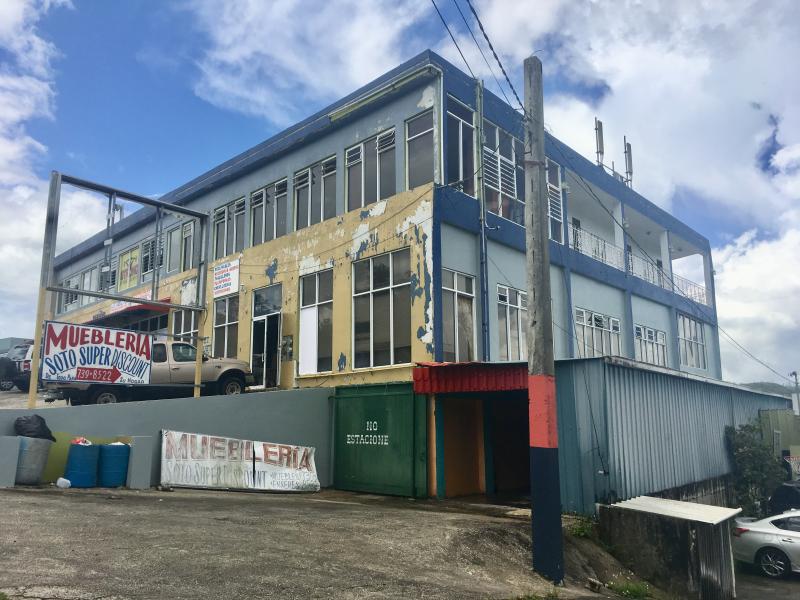 PUEBLO, LOCAL EN CIDRA, PUERTO RICO